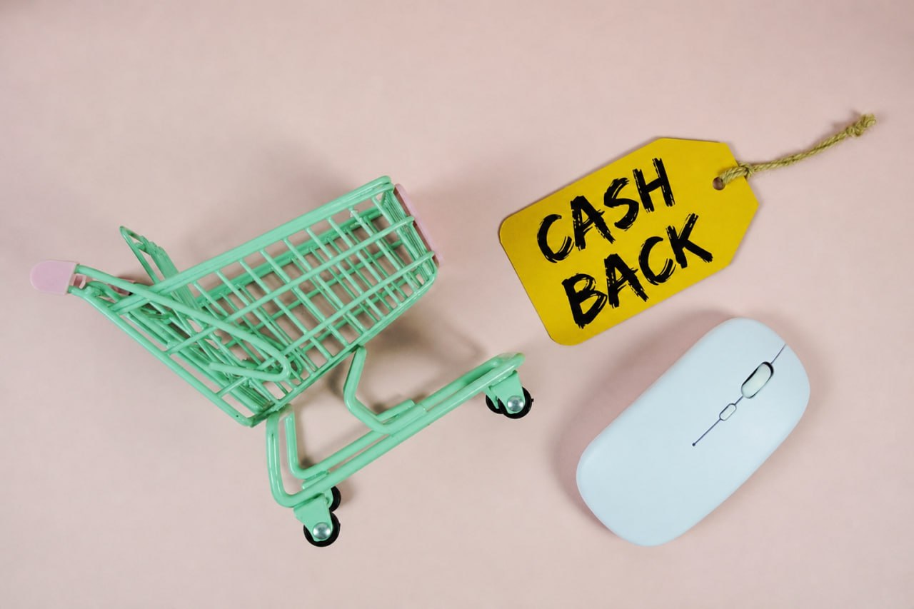 Carrito de compra junto a una etiqueta de cashback