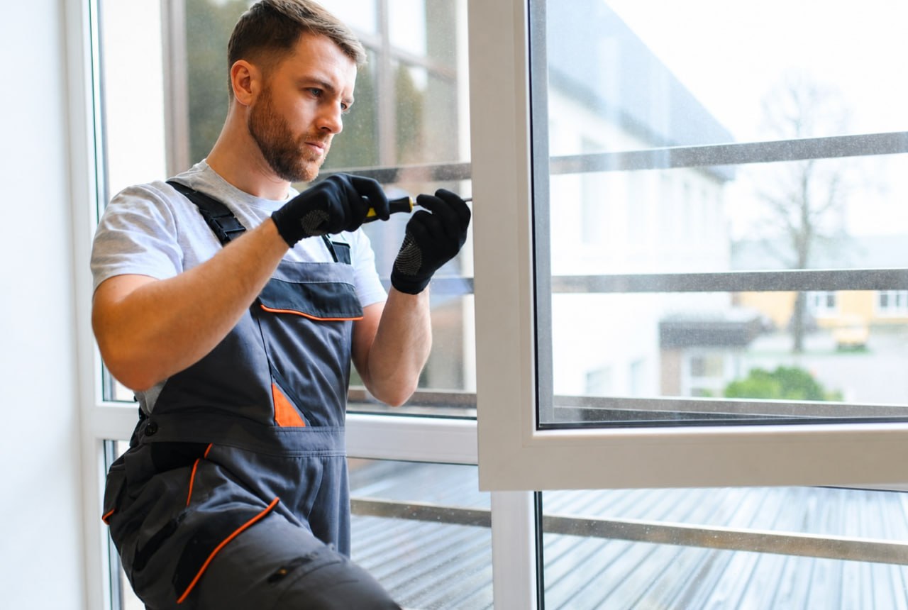 Técnico instalando una ventana de doble acristalamiento