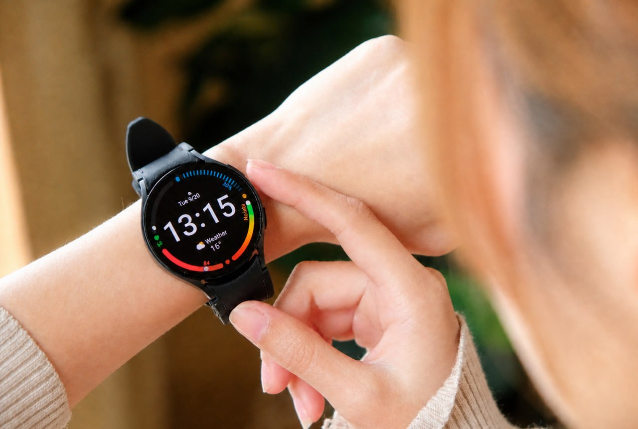Reloj inteligente mostrando la hora y el tiempo